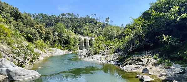 Gardon de Saint Jean, vue sur le viaduc de la confluence