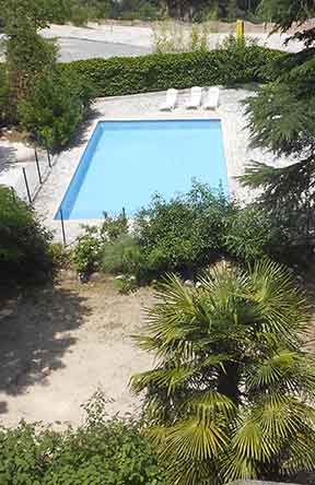 Vue en plongée de la piscine des 4 sources à Anduze